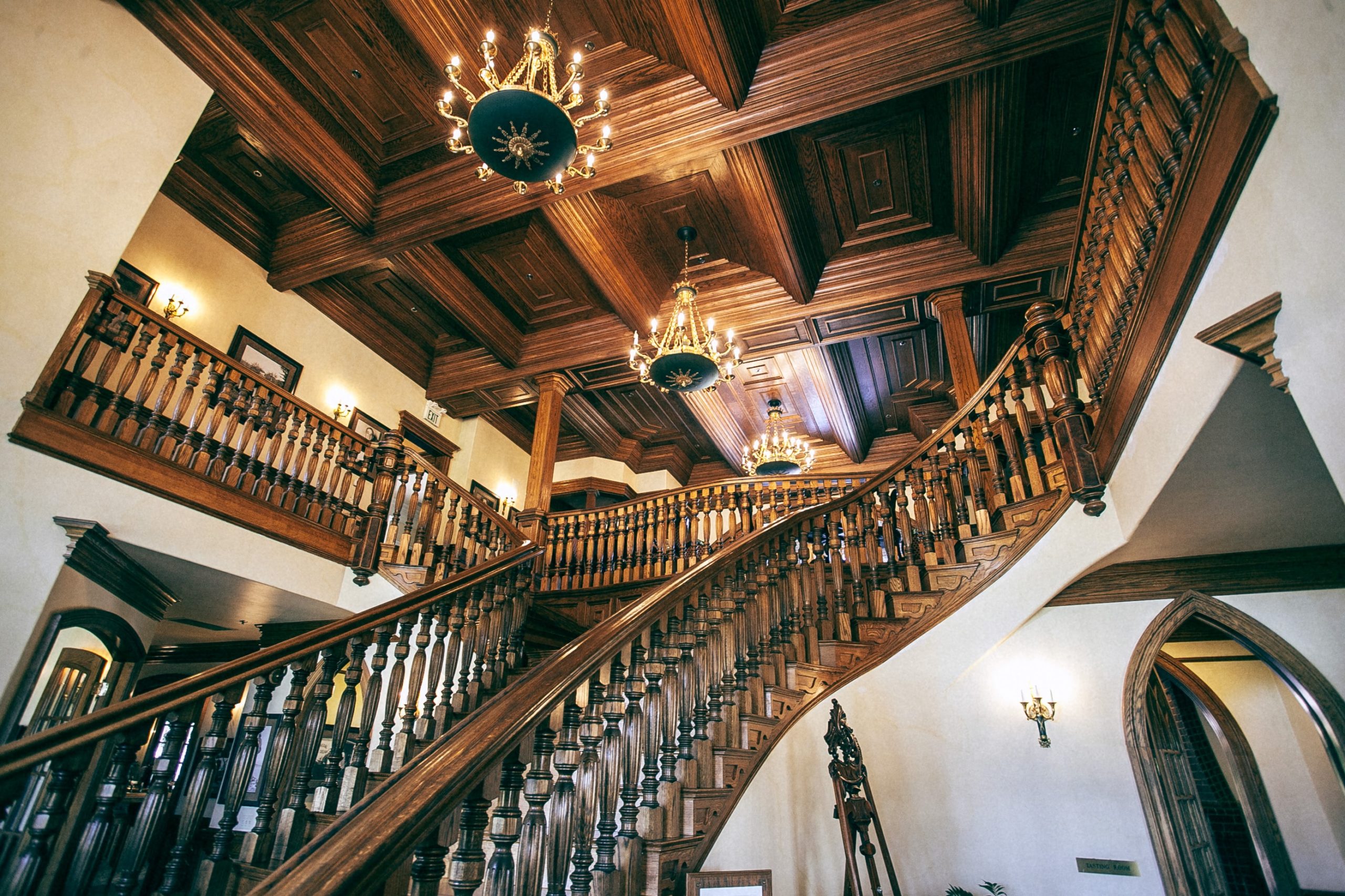 Comment rénover un escalier en bois et le rendre plus moderne ?